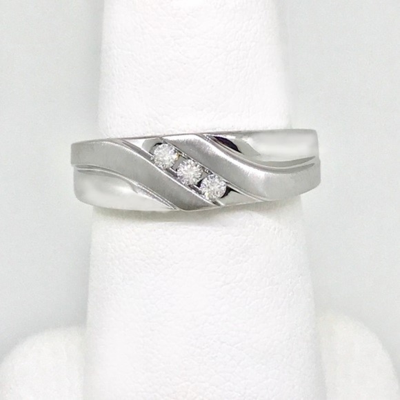 Men's.30 ctw diamond & solid 10 kt heavy WG ring